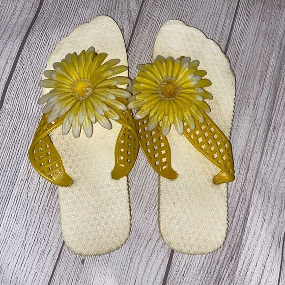 Vintage flip flops with plastic flower top perfect for manicures or just wearing - Picture 1 of 6